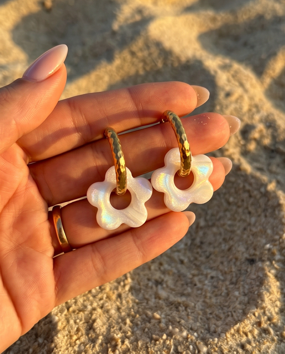 sable et mer, idéale pour cet été boucle d'oreille fleur pierre de lune blanche nacré