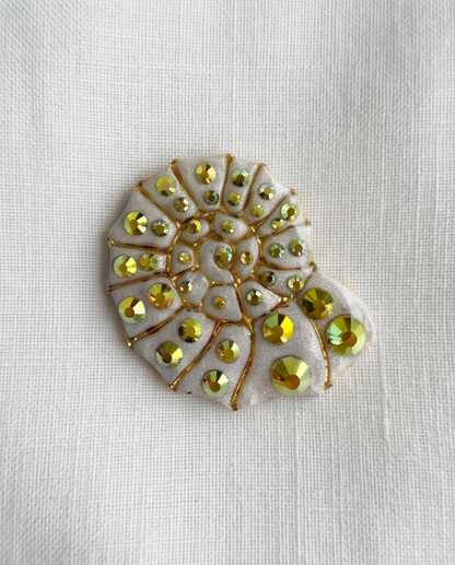 Broche, coquillage, cristaux