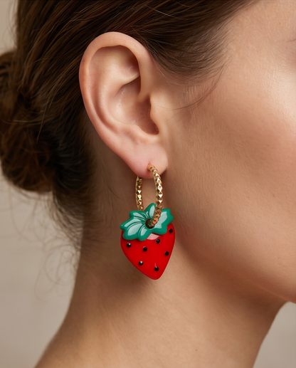 boucle d'oreille porté, strawberry, fraise, cristaux de verre