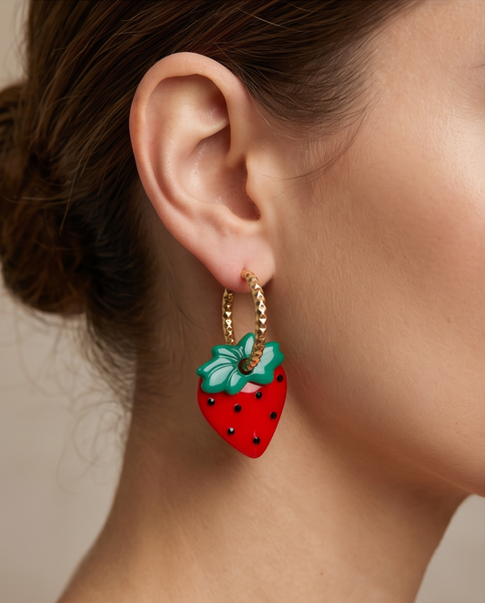 boucle d'oreille porté, strawberry, fraise, cristaux de verre
