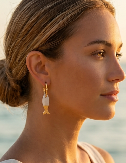 boucle d'oreille en forme de poisson, doré et nacré